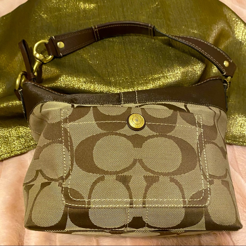 Coach hand bag, super cute & priced to sell! small stain, on bottom of purse.